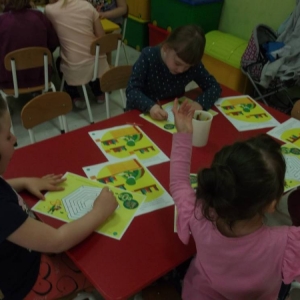 Dzieci z grupy Motylki Przedszkola Bajka w Gębicach w filii bibliotekiw Gębicach