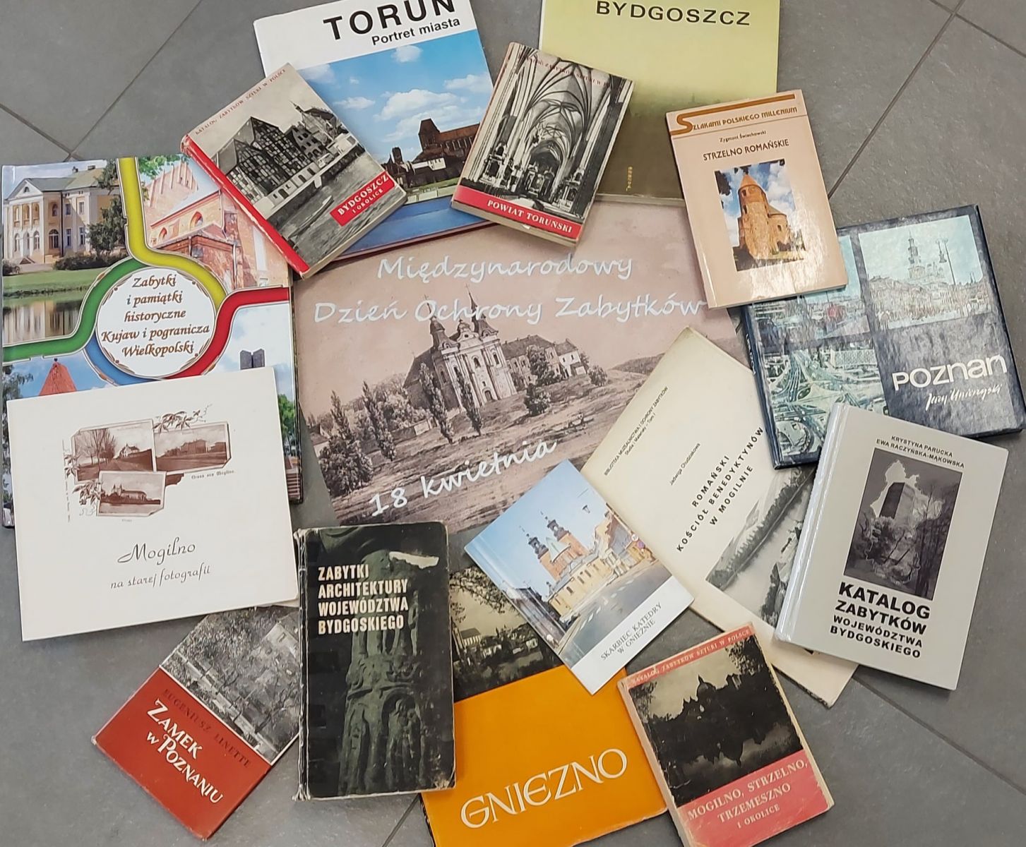 Książki dotyczące zabytków naszego regionu dostępne w Miejskiej Bibliotece Publicznej w Mogilnie