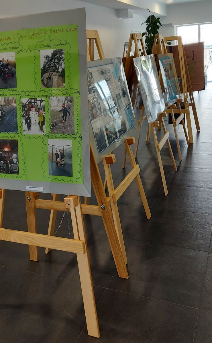 Wystawa znajdująca się w holu biblioteki „PANDEMIA I JA  – TYDZIEŃ W  CZASIE WIRUSA”. Wystawa prezentuje prace uczestników konkursu zorganizowanego przez Młodzieżową Radę Miejską w Mogilnie